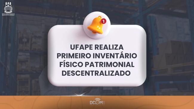 A imagem apresenta um comunicado visual, destacando a realização do primeiro inventário físico patrimonial descentralizado. O design inclui um ícone de sino, indicando uma notificação ou lembrete, e é apresentado sobre um fundo que sugere um ambiente de armazenamento, como um depósito, com caixas organizadas. O texto é grande e em negrito, enfatizando a importância da atividade na gestão do patrimônio da instituição. A parte inferior contém a sigla DCOM.